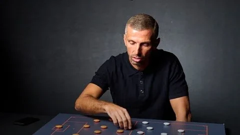 Gary O’Neil at the tactics board