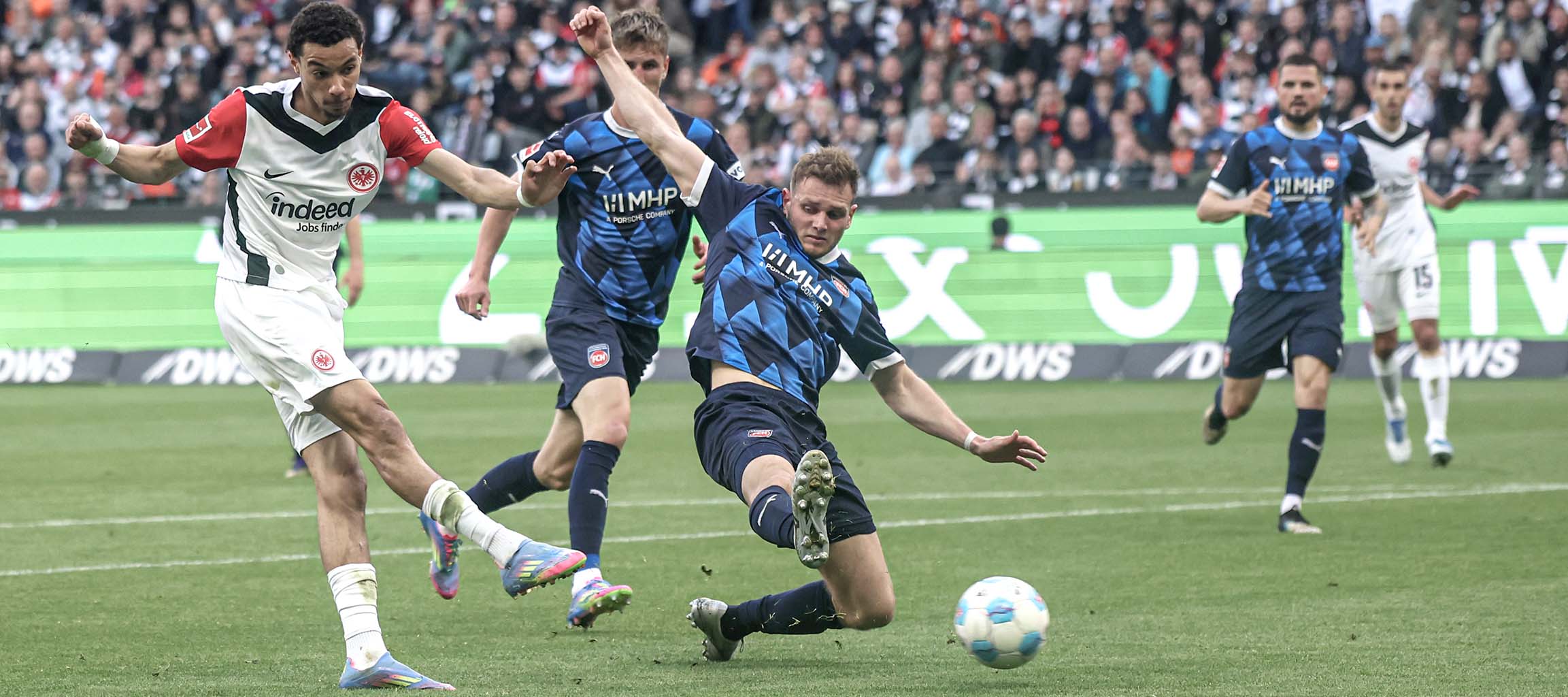 Hugo Ekitiké: position and style of play