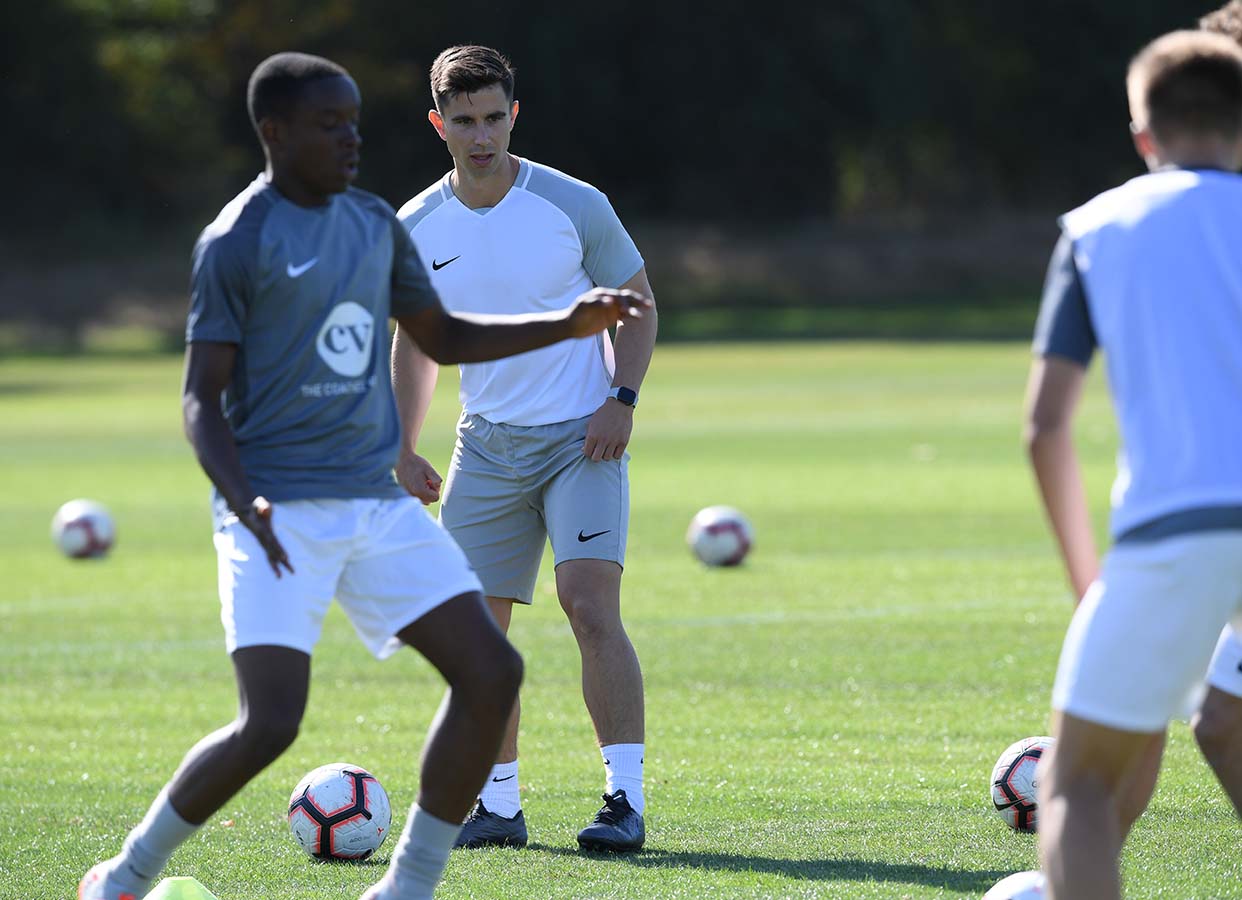 Eric Ramsay, Chelsea U23: Build-up play under high pressure